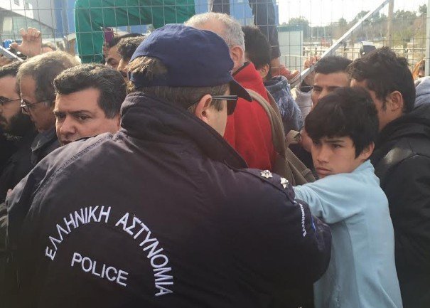 Ελληνικό: Σοκ από τις γροθιές αστυνομικού με παιδάκι σε πρώτο πλάνο